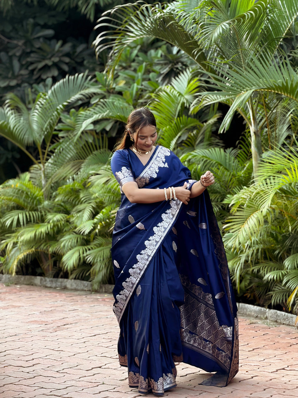 Navy Blue Mughal Buti Banarasi Mashru Silk Saree
