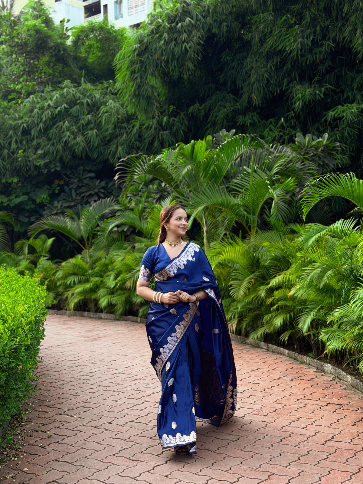 Navy Blue Mughal Buti Banarasi Mashru Silk Saree